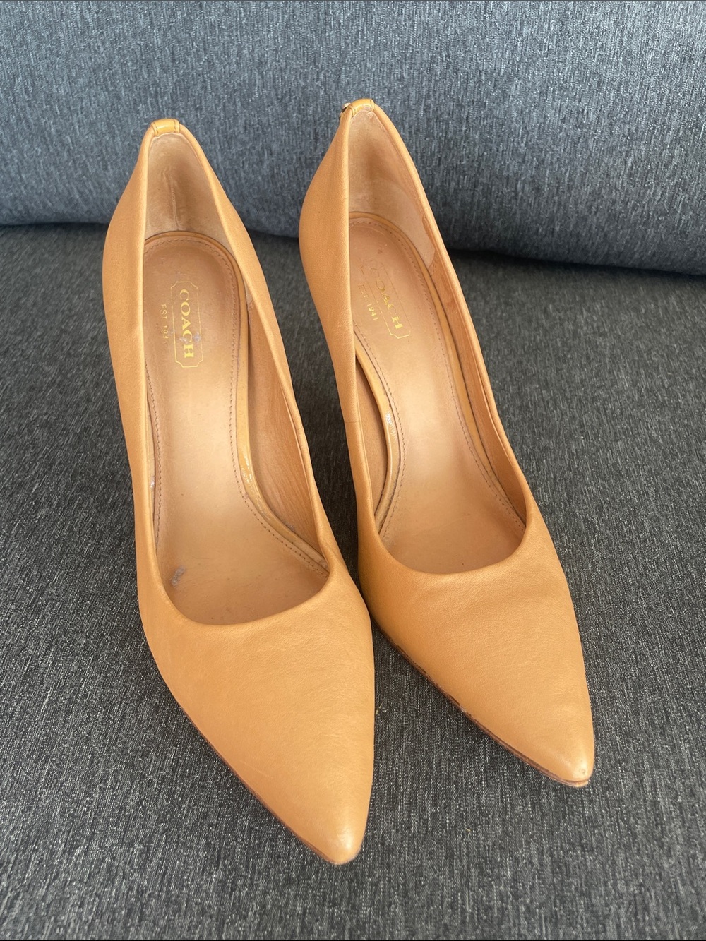 Coach camel beige leather tan heels pumps US 7,5 pointy neutral buisnesswoman